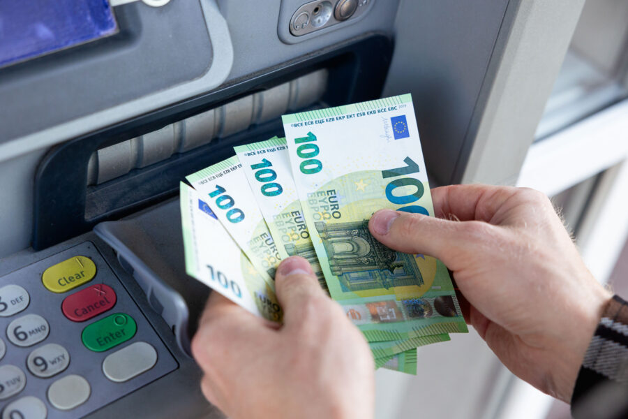 „Swedbank" bankomatas. ELTA / Andrius Ufartas nuotr.