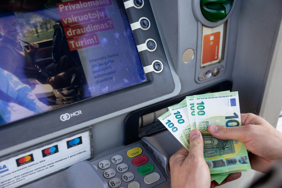 „SEB" bankomatas. ELTA / Andrius Ufartas nuotr.