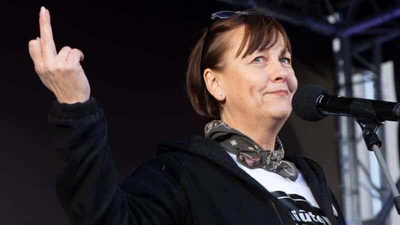 Skandalas dėl R. Miliūtės gesto: raginama ją pašalinti iš LRT eterio