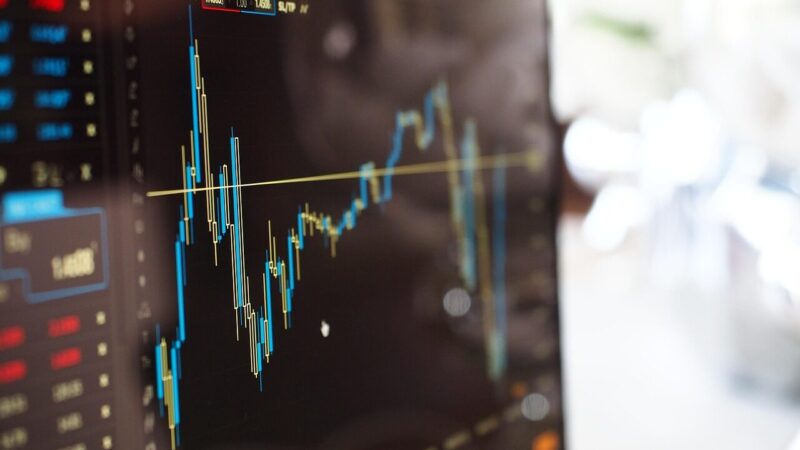 Investuotojų laukia įtemptas rytas: sužinokite, kodėl „Dow“ krenta, o nafta brangsta