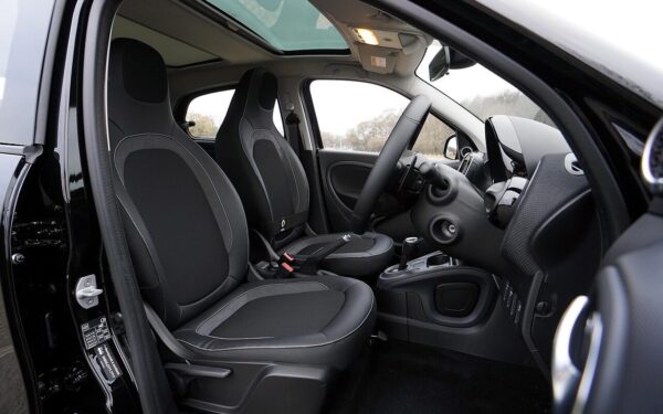 Kodėl kiti už automobilio valymą moka šimtus? Štai kaip saloną vėl paversti nauju už 12 eurų