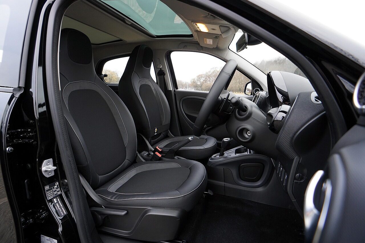 Kodėl kiti už automobilio valymą moka šimtus? Štai kaip saloną vėl paversti nauju už 12 eurų