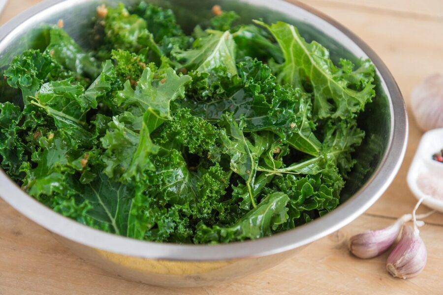 kale, garlic, chips from kale, leaves, cabbage, a vegetable, fluted leaves, vegetables, healthy, iron, nature, lettuce, green