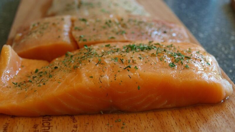 Ar tikrai valgote tinkamą žuvį? Dietologai atskleidė, kuri rūšis naudingiausia sveikatai