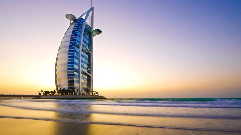 Incidentas paliko pėdsaką: po drono dūžio Dubajaus ikona „Burj Al Arab“ priėmė drastišką sprendimą