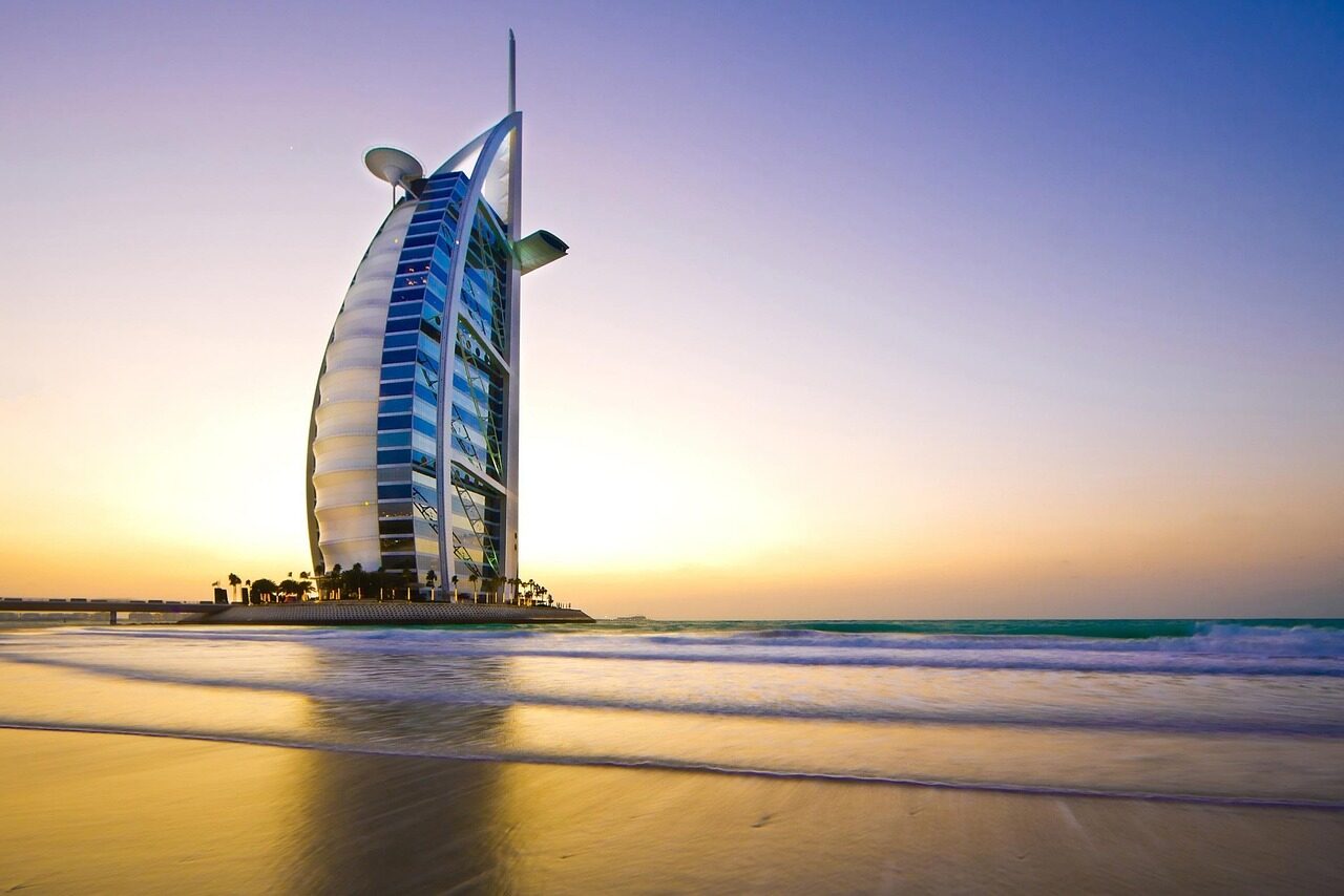 Incidentas paliko pėdsaką: po drono dūžio Dubajaus ikona „Burj Al Arab“ priėmė drastišką sprendimą