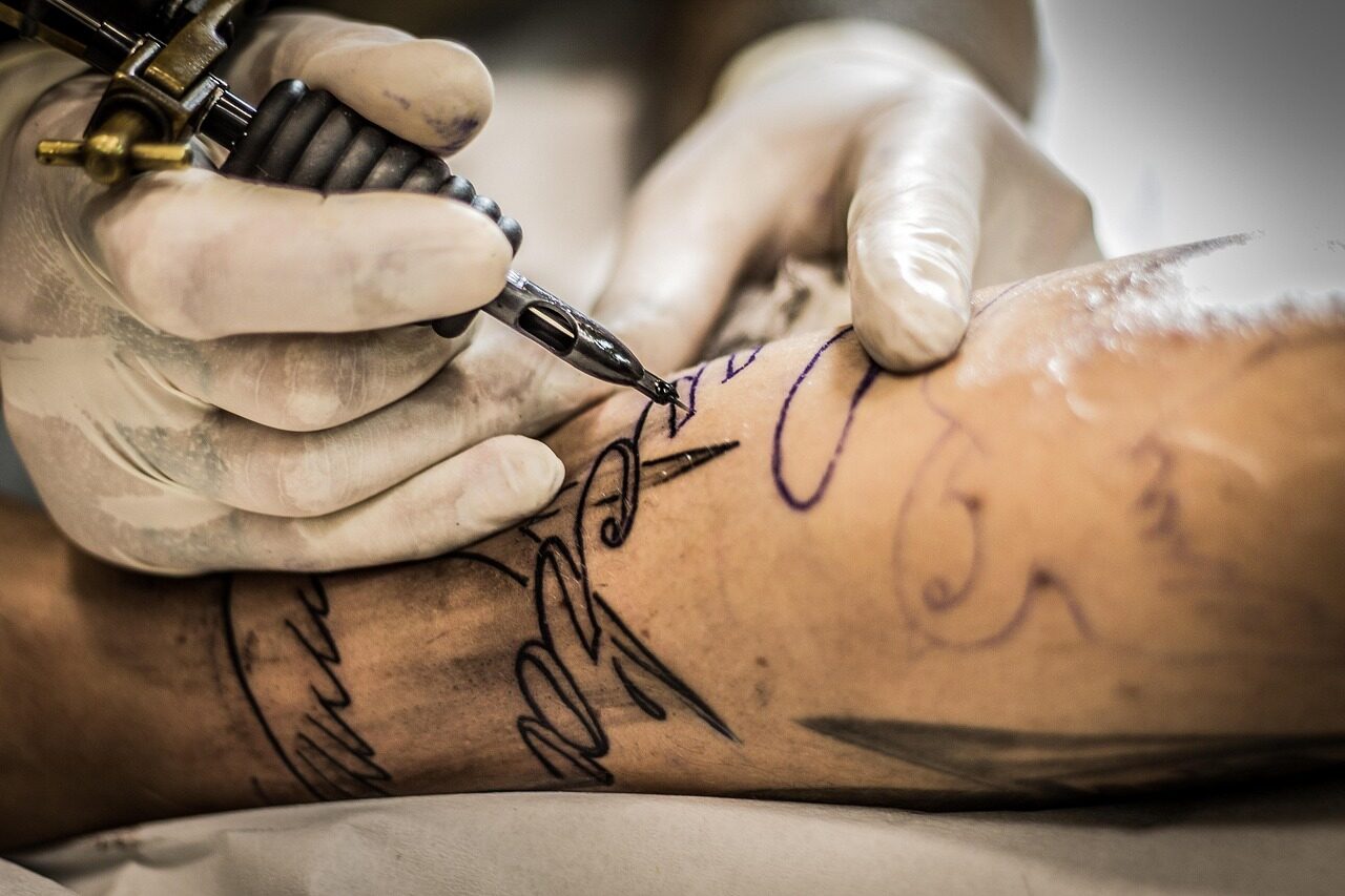 Ar tatuiruotės saugios? Mokslininkai perspėja dėl giliau kūne kylančio slapto pavojaus