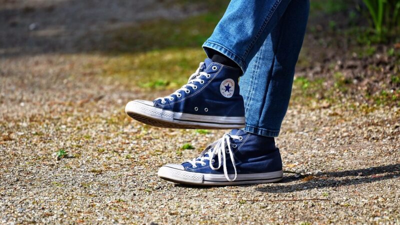 Pamirškite vaikystės gąsdinimus: kas iš tiesų nutinka kūnui sėdint sukryžiavus kojas?