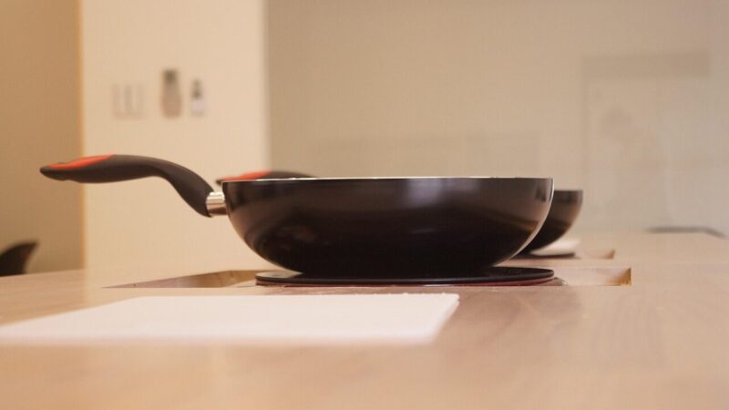 Atskleidė tiesą apie keptuves: kuri tarnaus dešimtmečius, o kurią mesite jau po metų?