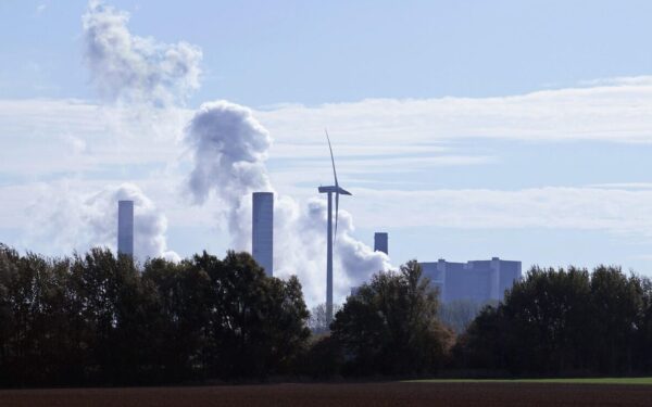 Irano karas apvertė pasaulio energetiką: vieni grįžta prie anglies, kiti išnaudoja saulę