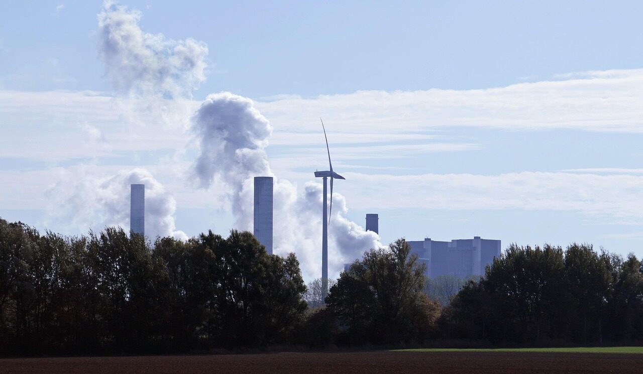 Irano karas apvertė pasaulio energetiką: vieni grįžta prie anglies, kiti išnaudoja saulę