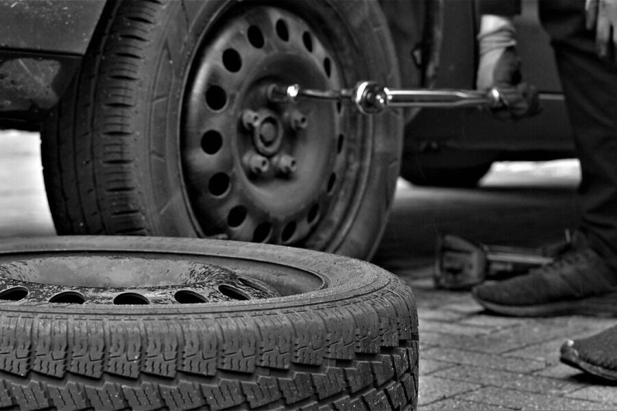 winter tires, tire service, nature, tire, automobile, tyres, car tire, rubber, security, tire profile, vehicles, snow, tire disposal, second hand, season, power, screws, nuts, man, rims, assembly, assemble, black-and-white, hands, tool