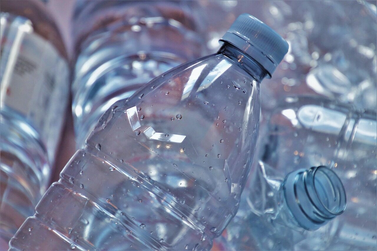 Pamirškite brangias atramas augalams: štai kaip iš plastikinių butelių pasigaminti tvirtą tinklą