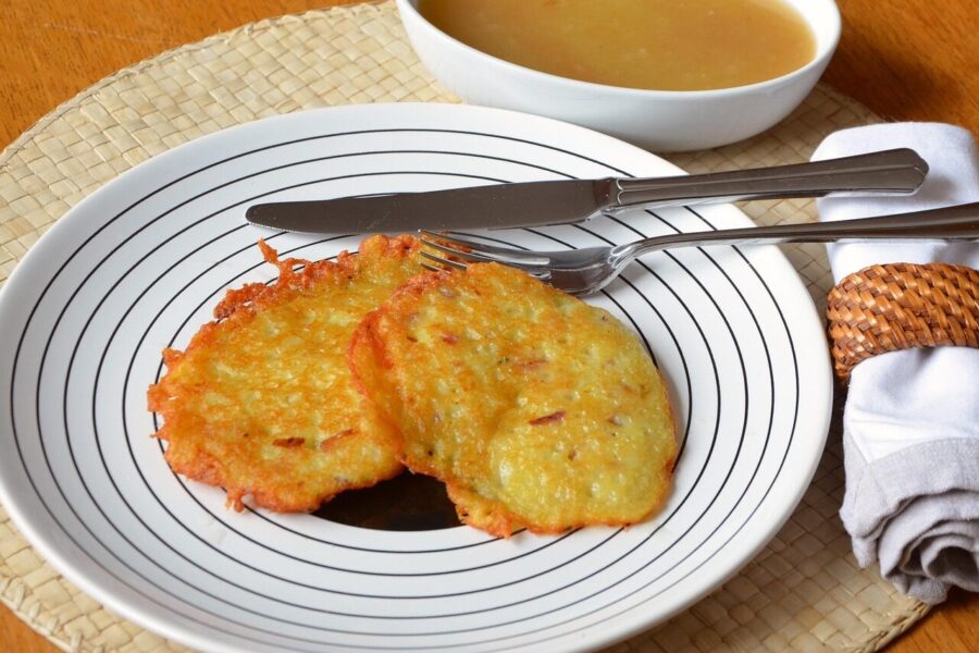 potato pancakes, reibekuchen, potato, applesauce, meal, serve, to dish out, potato pancakes, potato pancakes, potato pancakes, potato pancakes, potato pancakes, reibekuchen, reibekuchen, potato