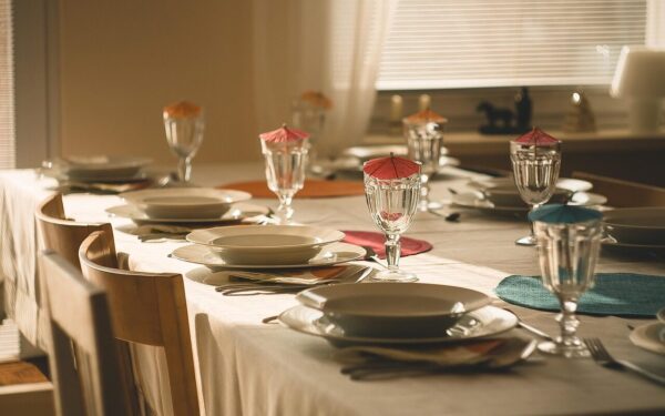 Riebalų dėmės ant staltiesės dings akimirksniu: atskleista, koks derinys daro stebuklus