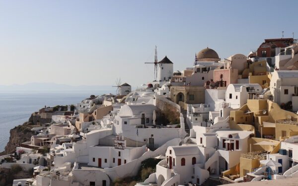 Meilės trikampis keliasi į Egėjo jūrą: atskleista, kuriose Graikijos salose bus filmuojama „Emily in Paris“