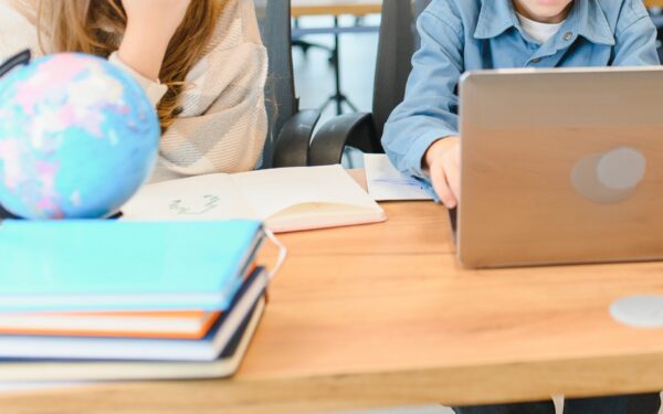 Dirbtinis intelektas keičia darbo rinką: universitetai jau svarsto atsisakyti dalies studijų programų