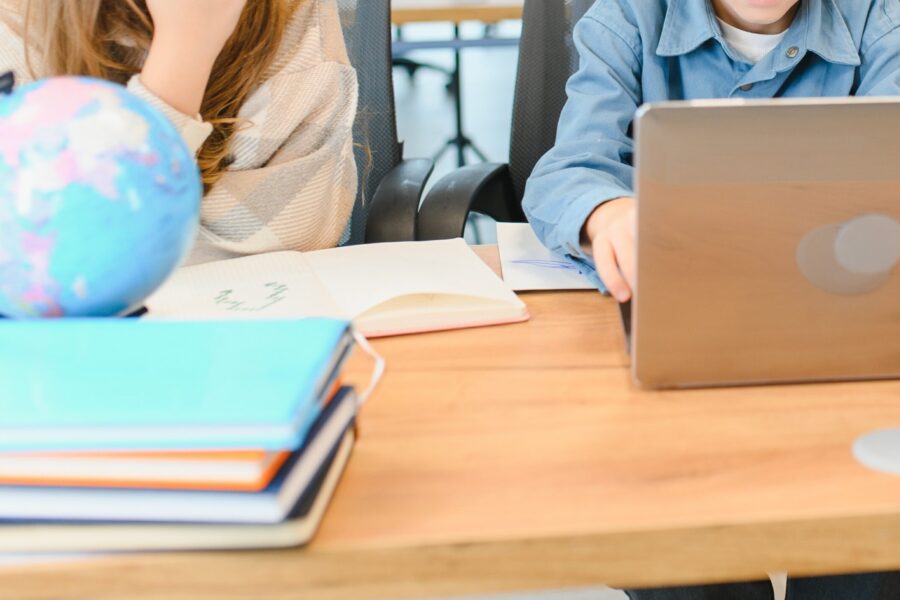 Dirbtinis intelektas keičia darbo rinką: universitetai jau svarsto atsisakyti dalies studijų programų