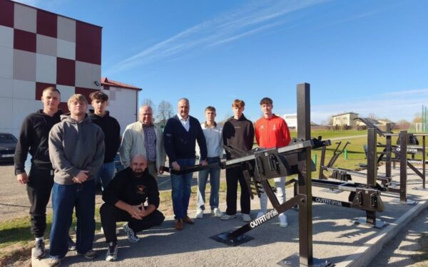 Vievio gimnazijos kieme atidarė naują sporto erdvę, 55 tūkst. eurų projektą išrinko gyventojai