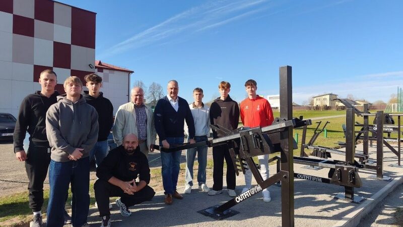 Vievio gimnazijos kieme atidarė naują sporto erdvę, 55 tūkst. eurų projektą išrinko gyventojai