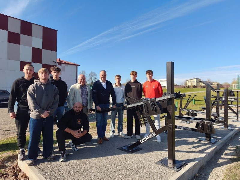 Vievio gimnazijos kieme atidarė naują sporto erdvę, 55 tūkst. eurų projektą išrinko gyventojai