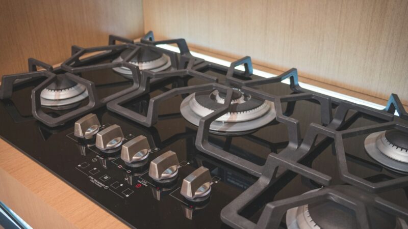 Riebalai nuo grotelių dings patys: štai kaip pigiai nuvalyti net įsisenėjusius viryklės nešvarumus