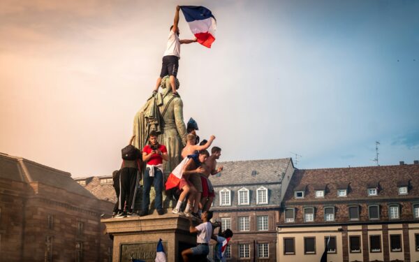 Gegužės 1-osios permainos atidėtos: kodėl prancūzų kepyklos ir gėlių parduotuvės nedirbs?