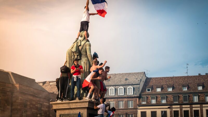 Gegužės 1-osios permainos atidėtos: kodėl prancūzų kepyklos ir gėlių parduotuvės nedirbs?
