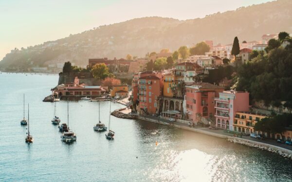 Atskleidė naujas „The White Lotus“ vietas: prabanga Kanuose ir rūmai, kuriuose liejasi drama