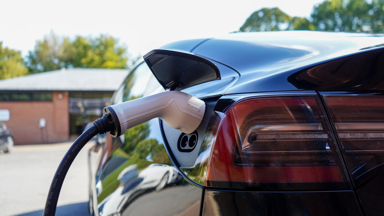 Karo Artimuosiuose Rytuose efektas: Olandijoje naudotų elektromobilių pardavimai šovė į viršų