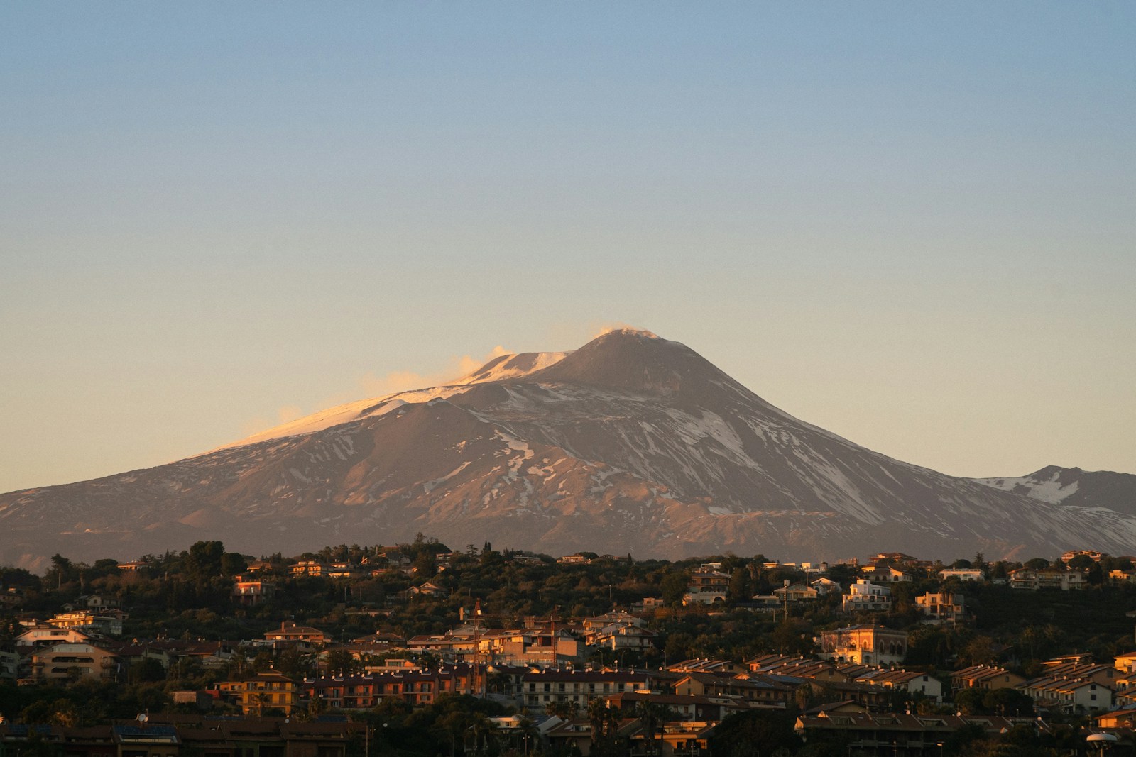 Etna glumina geologus jau 500 000 metų: kodėl ji neprilygsta kitiems ugnikalniams?