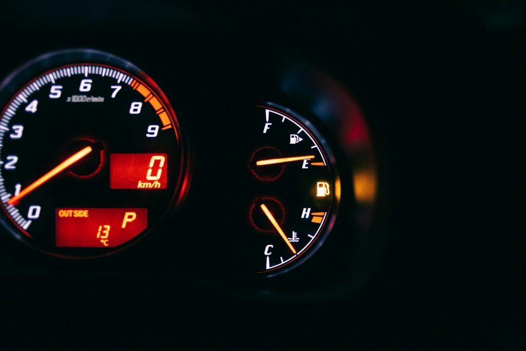 black and red analog speedometer