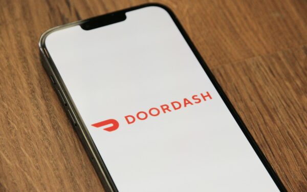 Kurjerių era baigiasi? „DoorDash“ ir „Wing“ plečia robotizuotą tinklą, keičiantį rinkos taisykles