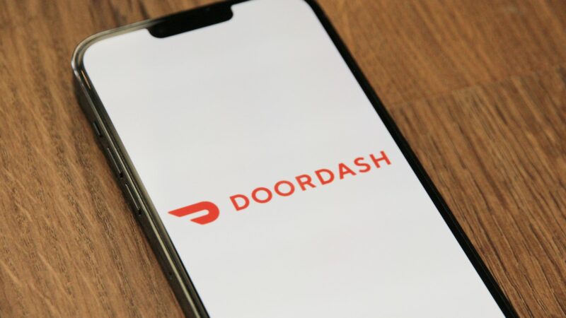 Kurjerių era baigiasi? „DoorDash“ ir „Wing“ plečia robotizuotą tinklą, keičiantį rinkos taisykles