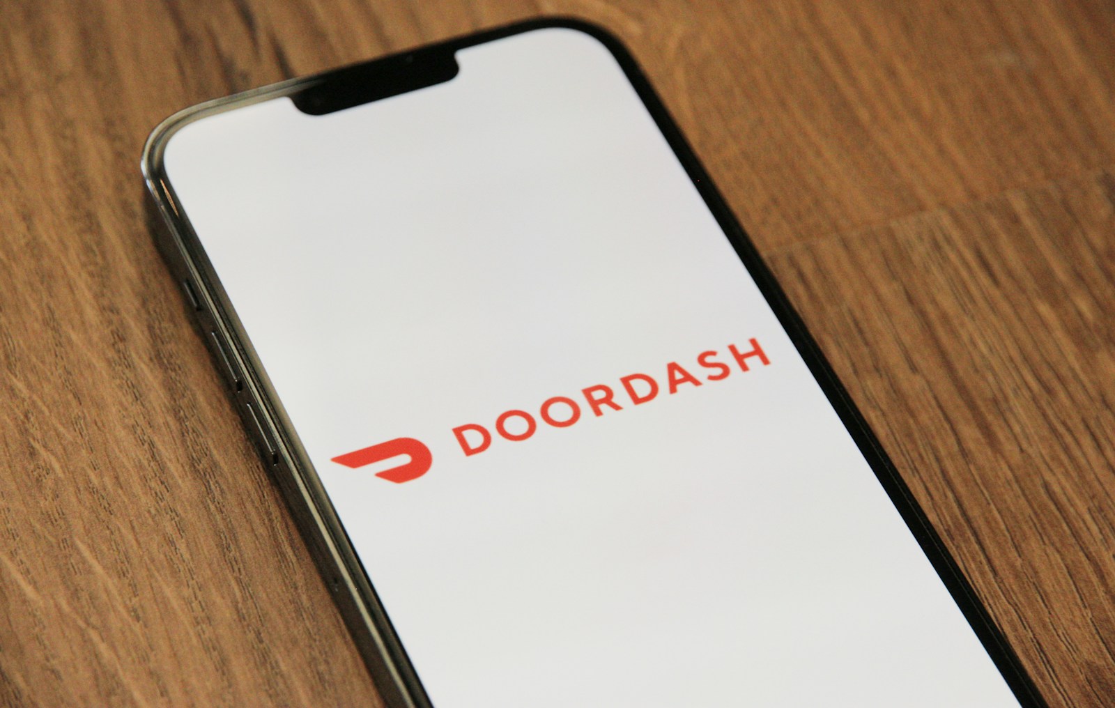 Kurjerių era baigiasi? „DoorDash“ ir „Wing“ plečia robotizuotą tinklą, keičiantį rinkos taisykles