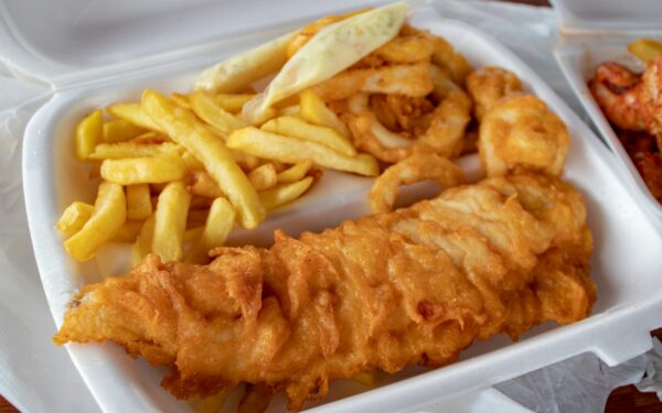 Traškus žuvies tešlos apvalkalas: ką įpilti, kad žuvis traškėtų lyg geriausiame restorane?