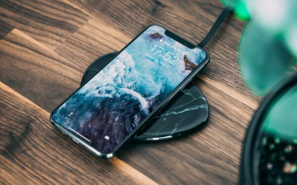 Perspėjami visi pirkėjai: „Casely“ atšaukia beveik pusę milijono išorinių baterijų dėl sprogimo