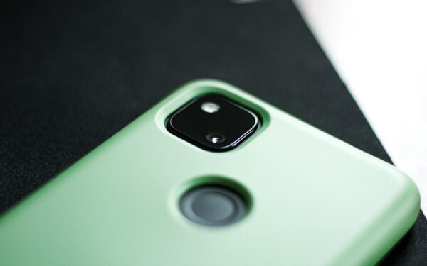 Slapta „Google“ naujovė: būsimi „Pixel“ telefonai turės ypatingai šviečiančią nugarėlę