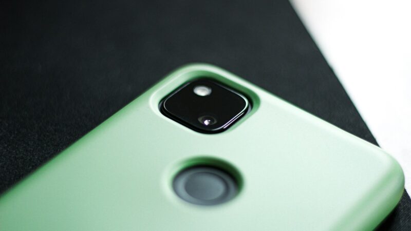 Slapta „Google“ naujovė: būsimi „Pixel“ telefonai turės ypatingai šviečiančią nugarėlę