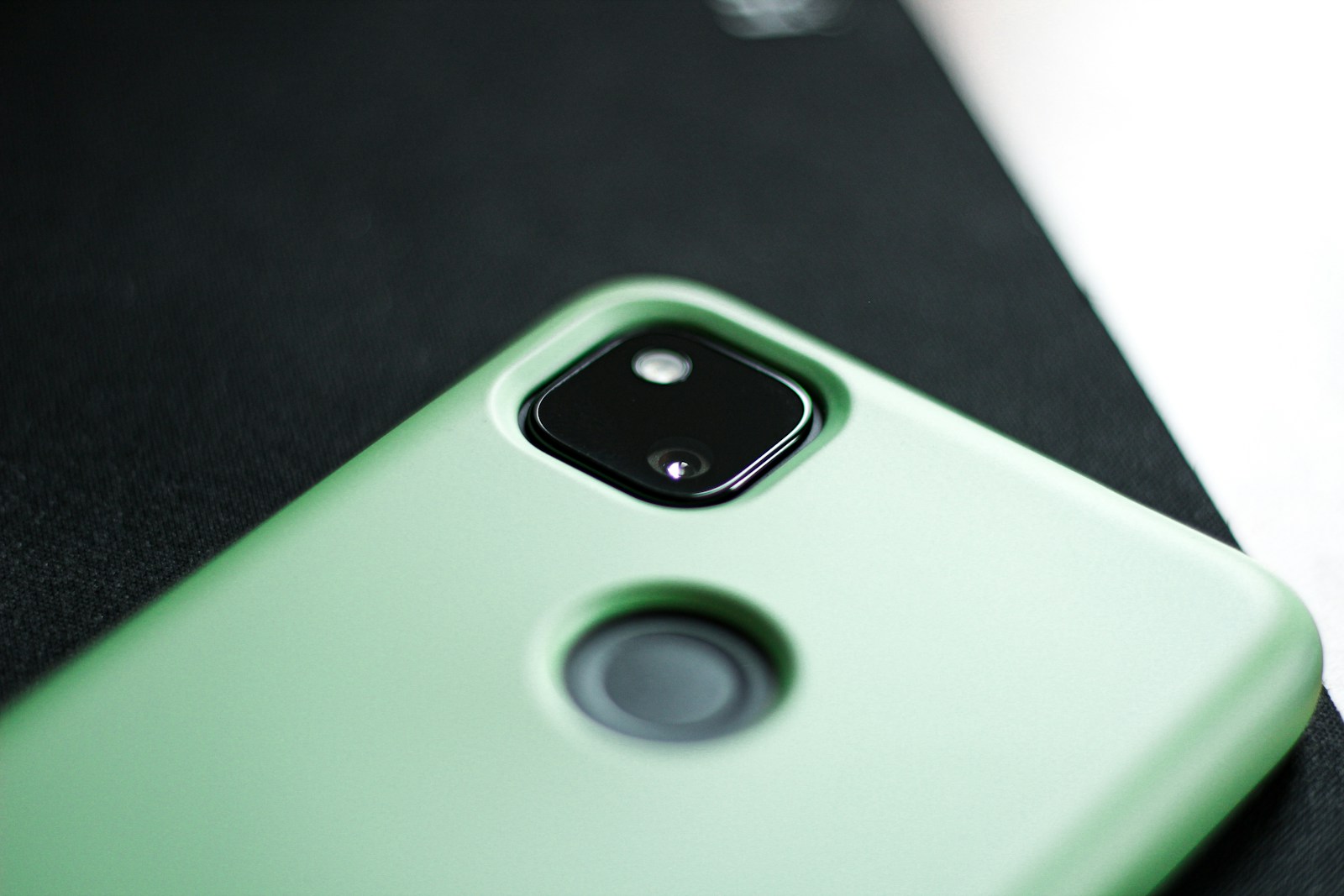 Slapta „Google“ naujovė: būsimi „Pixel“ telefonai turės ypatingai šviečiančią nugarėlę