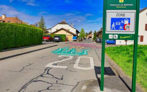 Dauguma vairuotojų čia klysta: kodėl išvažiuojant iš kiemo negalioja joks pirmumas?