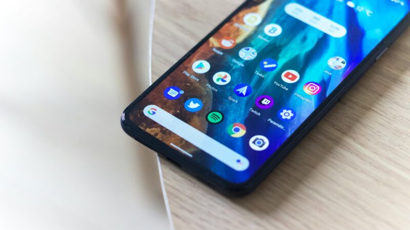 Jūsų „Pixel” telefonas išsikrauna per greitai? Paaiškėjo, kodėl po atnaujinimo stringa baterija