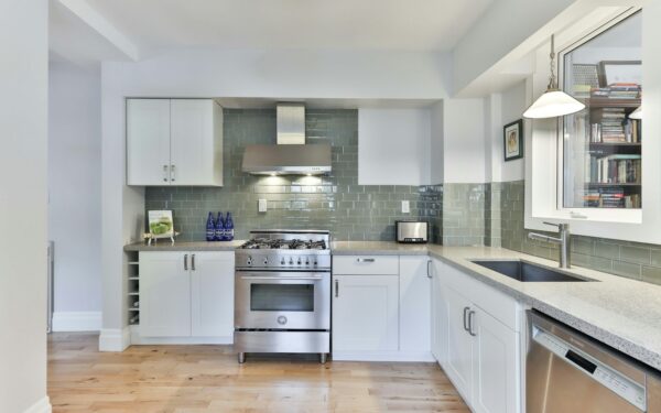 Virtuvės spintelių riebalus nuvalysite per 10 min.: reikės tik 2 ingredientų