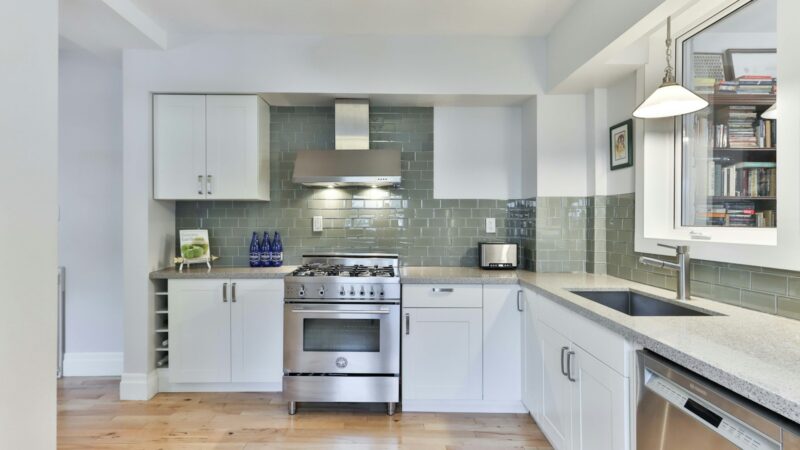 Virtuvės spintelių riebalus nuvalysite per 10 min.: reikės tik 2 ingredientų