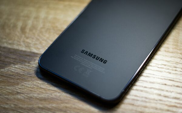 „Samsung Galaxy S27“ atrodys kitaip: kameras teko aukoti dėl naujo įkrovimo būdo