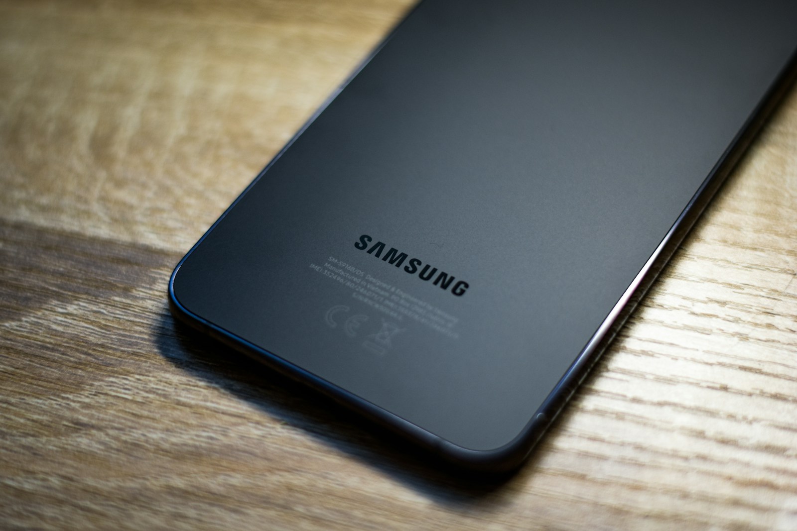 „Samsung Galaxy S27“ atrodys kitaip: kameras teko aukoti dėl naujo įkrovimo būdo