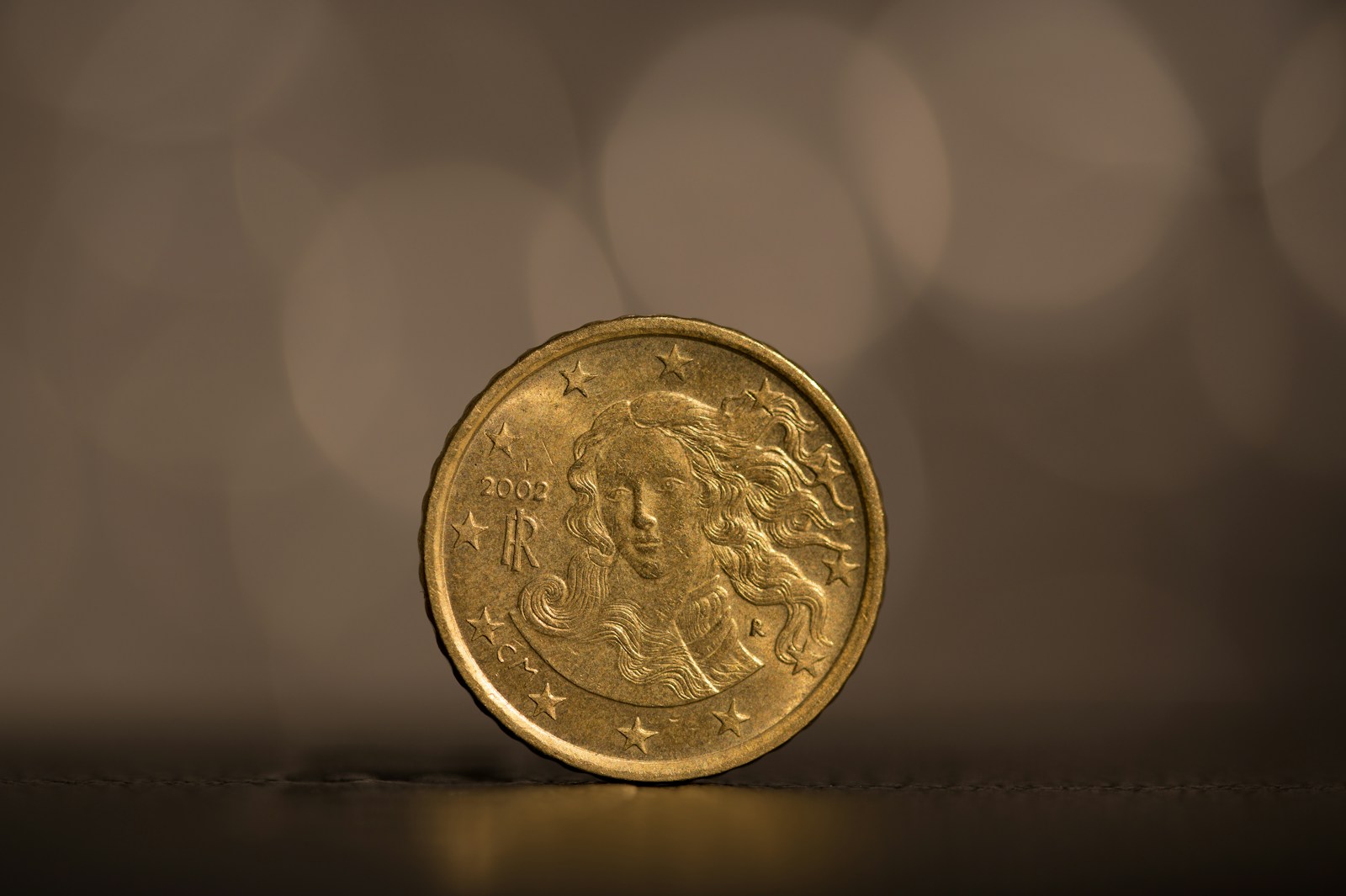 Atsakymas jus nustebins: kodėl patyrę keliautojai visada palieka monetą šaldiklyje?