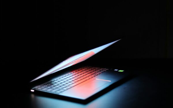 Pigiau nebebus: štai kodėl pirkėjai šluoja naujus „Apple“ ir „Lenovo“ kompiuterius iš lentynų