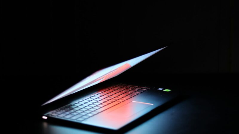 Pigiau nebebus: štai kodėl pirkėjai šluoja naujus „Apple“ ir „Lenovo“ kompiuterius iš lentynų