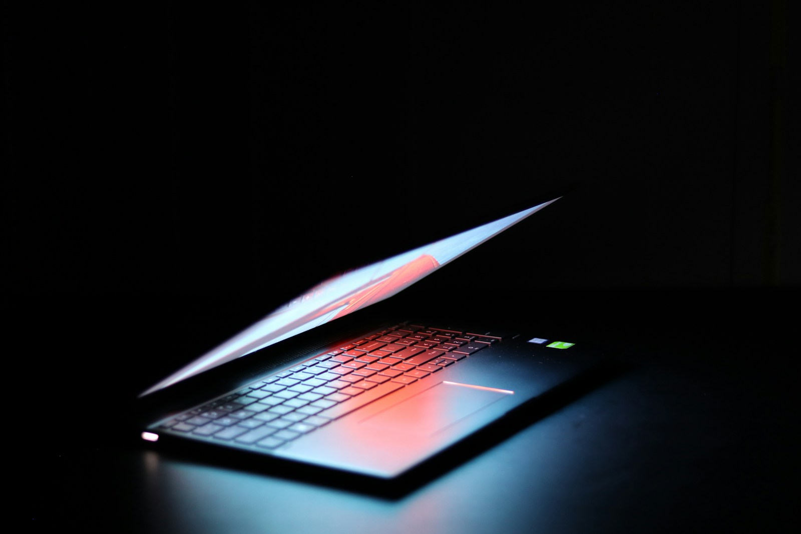 Pigiau nebebus: štai kodėl pirkėjai šluoja naujus „Apple“ ir „Lenovo“ kompiuterius iš lentynų